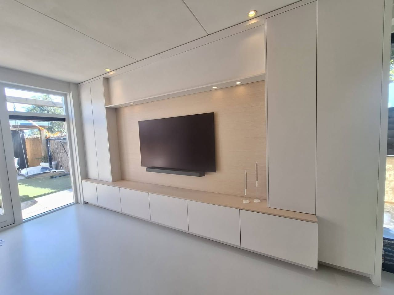 Tv-wand op maat met verlichting